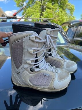 Morrow White wildflower  Snowboard Boots women’s size 8